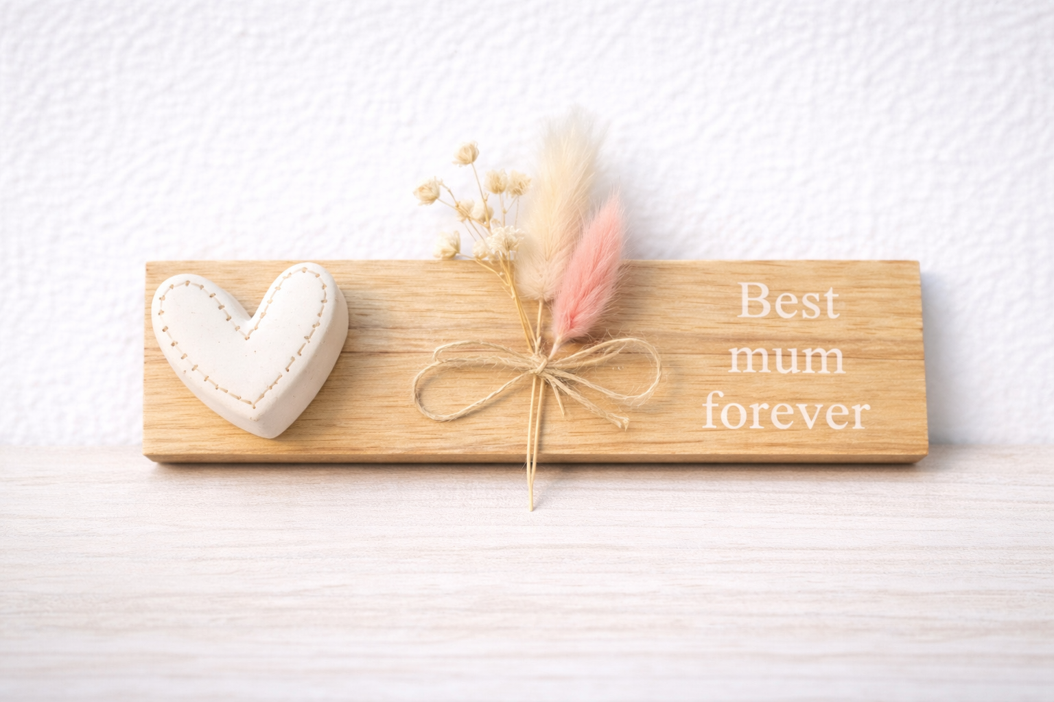 Holzschild mit Herz & Trockenblumen – Geschenk für Mama / Oma