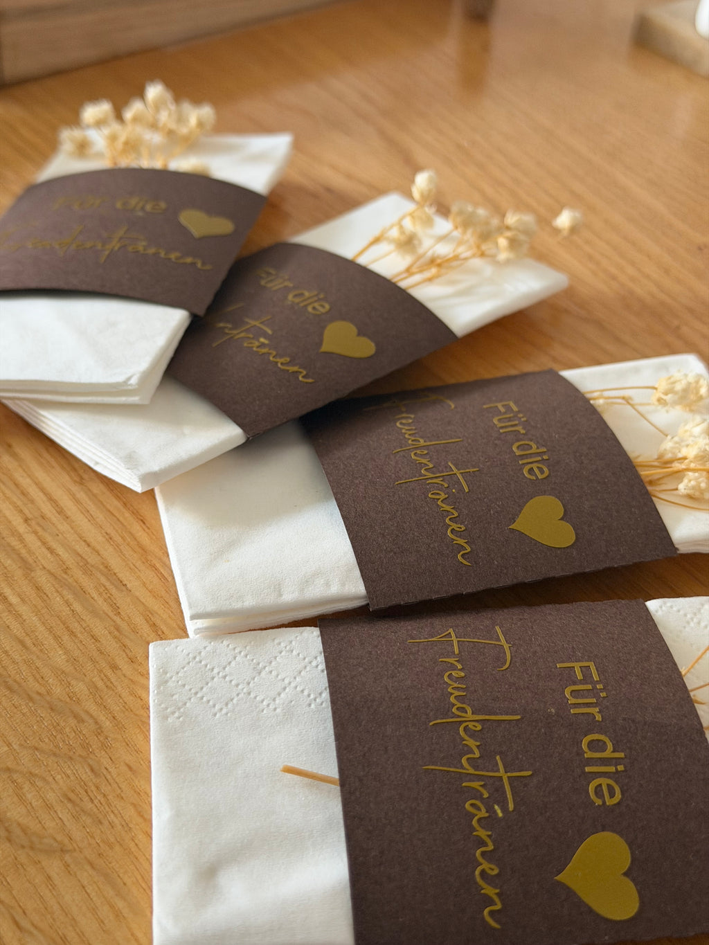 Freudentränen 10er Set Hochzeit – Taschentücher mit Trockenblumen & Goldkarte