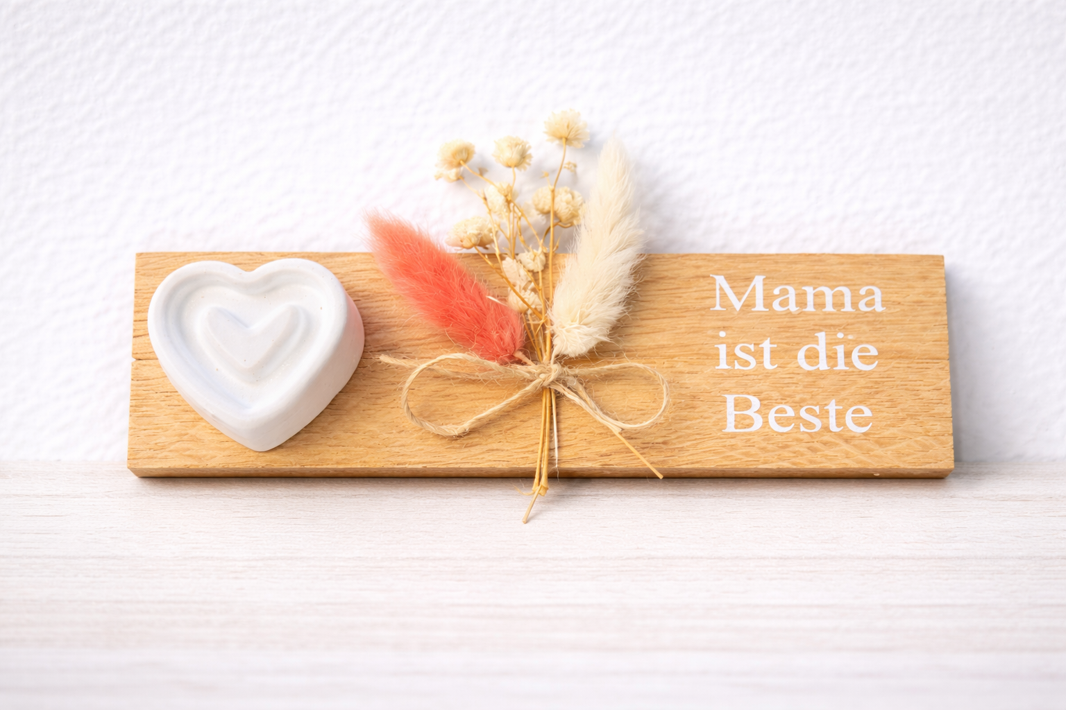 Holzschild mit Herz & Trockenblumen – Geschenk für Mama / Oma