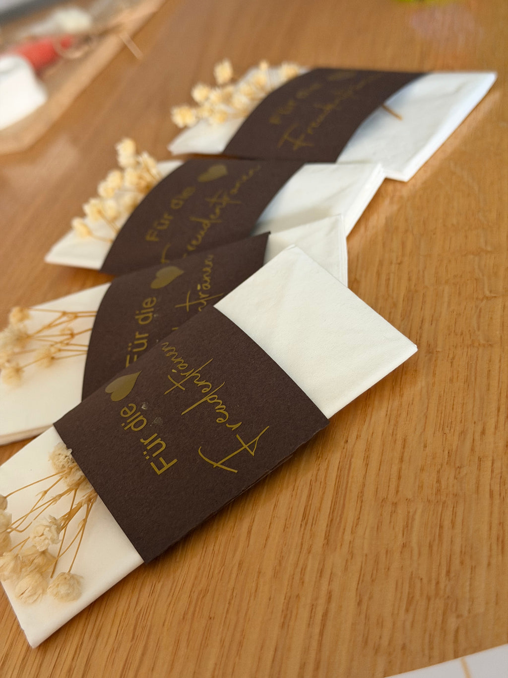 Freudentränen 10er Set Hochzeit – Taschentücher mit Trockenblumen & Goldkarte