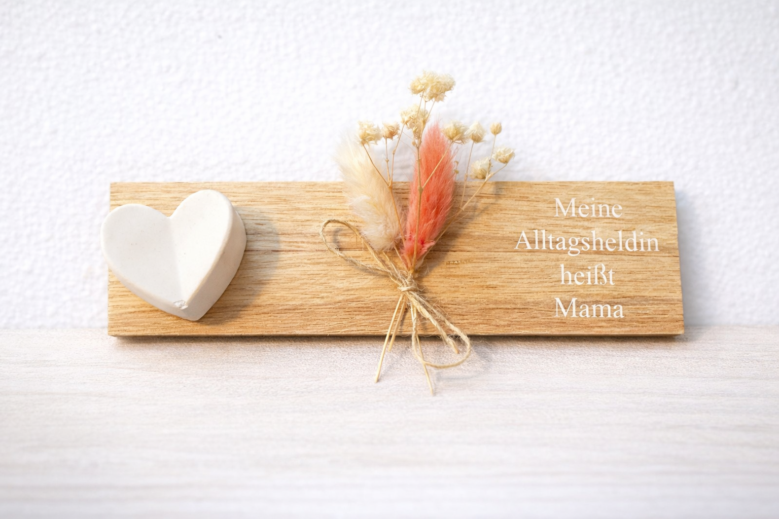 Holzschild mit Herz & Trockenblumen – Geschenk für Mama / Oma